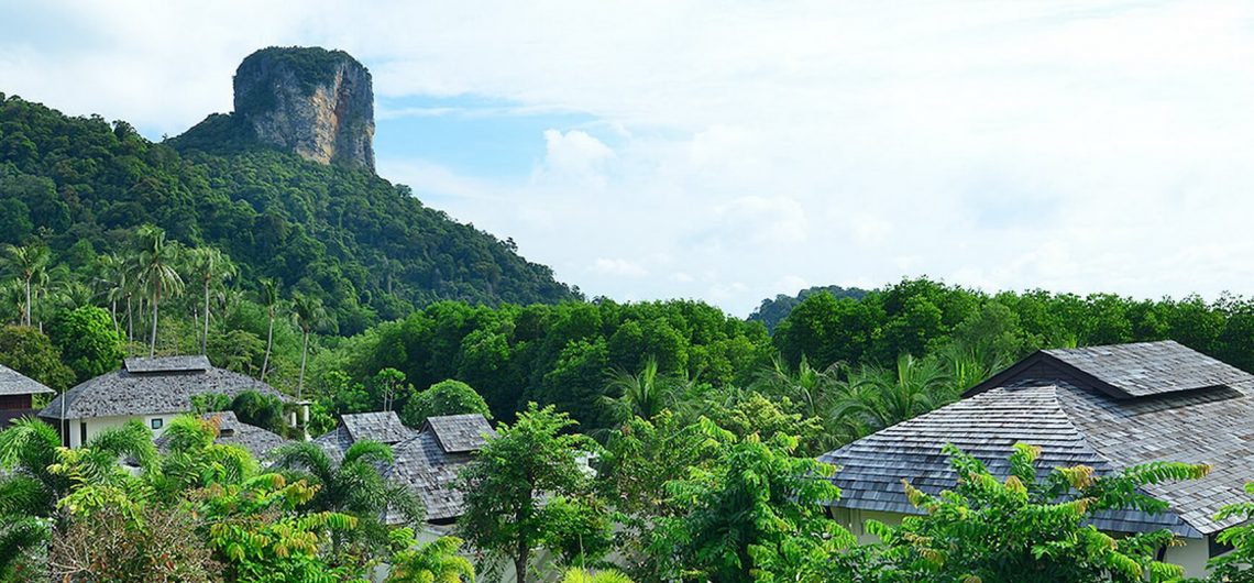 Die grandiose Aussicht vom Bhu Nga Thani Resort & Spa auf die Kalksteinfelsen