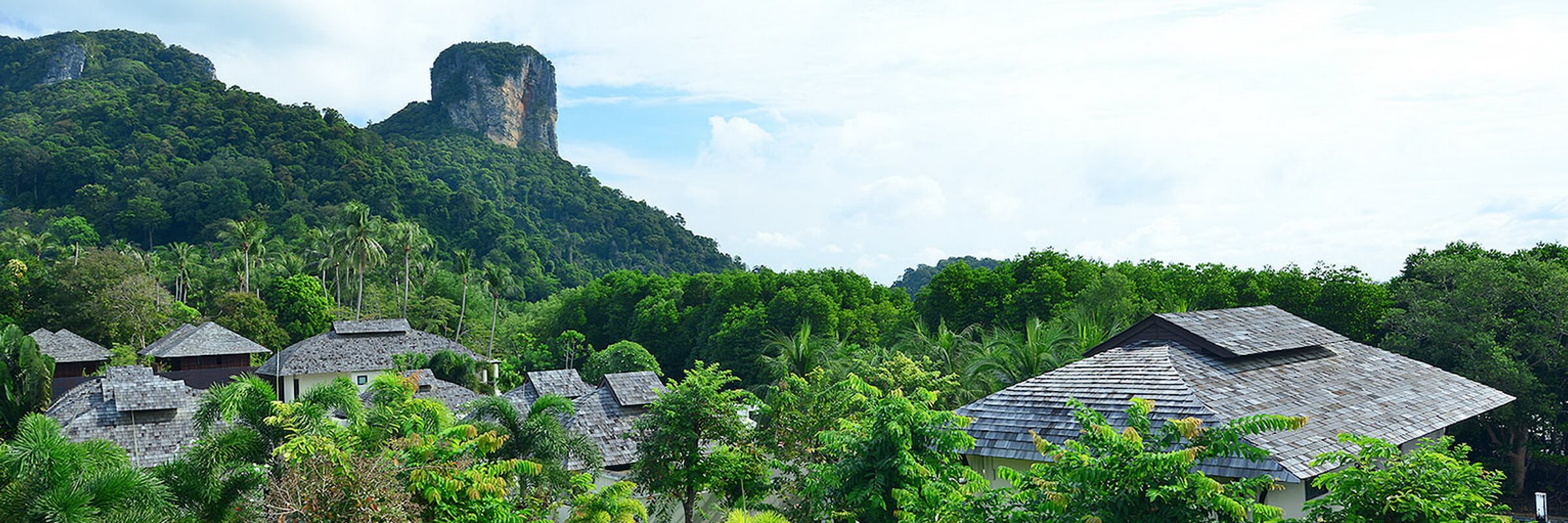 Die grandiose Aussicht vom Bhu Nga Thani Resort & Spa auf die Kalksteinfelsen