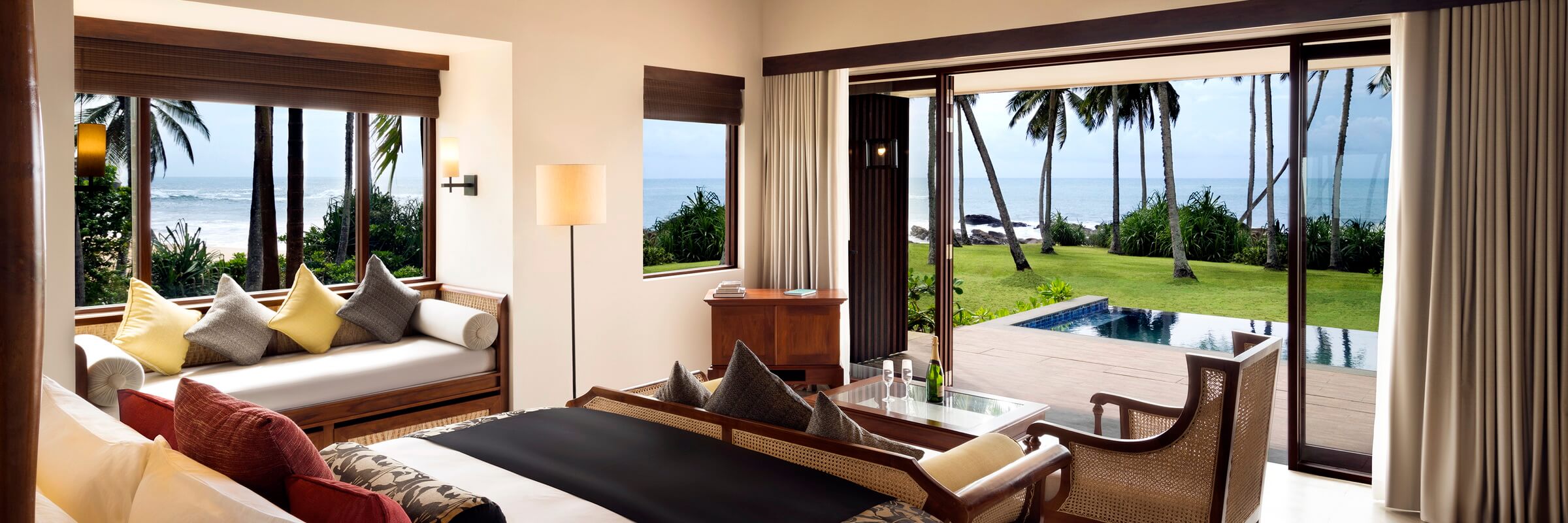 Die Innenansicht der luxuriösen Beach Pool Villen im Anantara Peace Haven Tangalle Resort mit einzigartiger Aussicht.