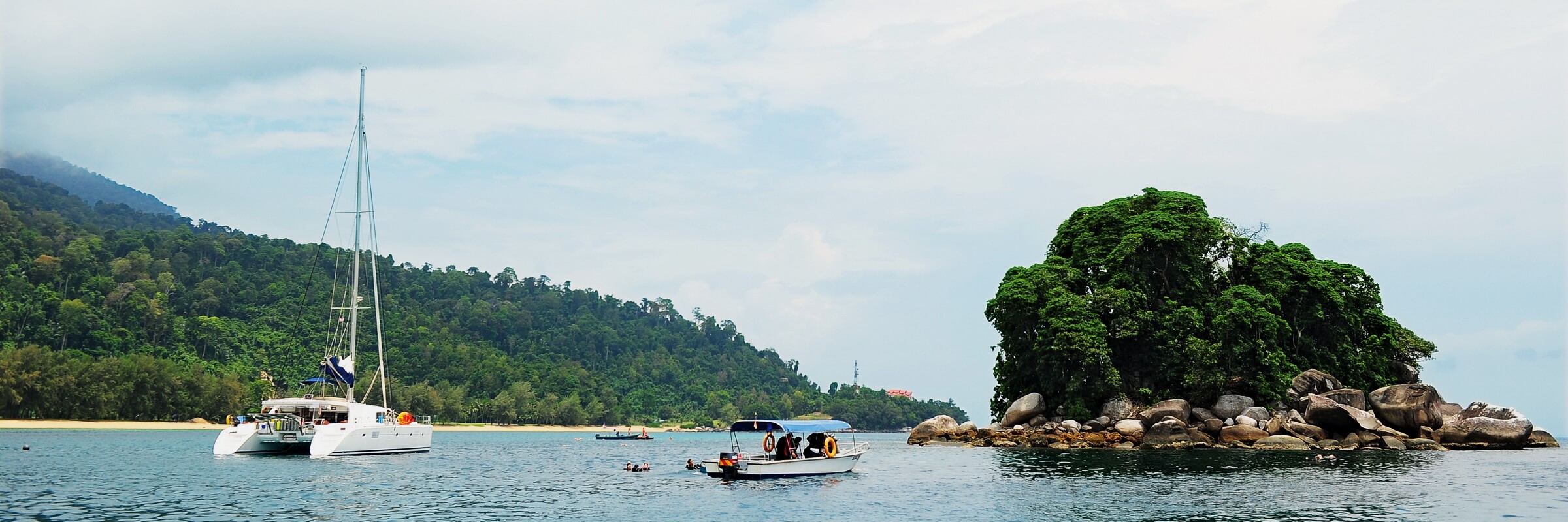 Die Insel Tioman im Südchinesischen Meer ist nur per Boot zu erreichen, zahlreiche Fähren pendeln mehrmals täglich zwischen Mersing und Tioman.