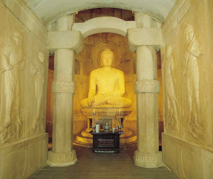 Der Grottentempel Seokguram besteht aus Granitblöcken und ist in drei beeindruckende Kammern untergliedert.