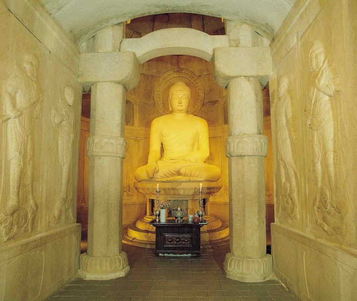 Der Grottentempel Seokguram besteht aus Granitblöcken und ist in drei beeindruckende Kammern untergliedert.