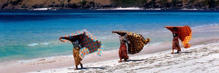 Aufgrund der feinsandigen, palmengesäumten Strandabschnitte und deren Nähe zum Ortskern ist Senggigi ein beliebtes Urlaubsziel.