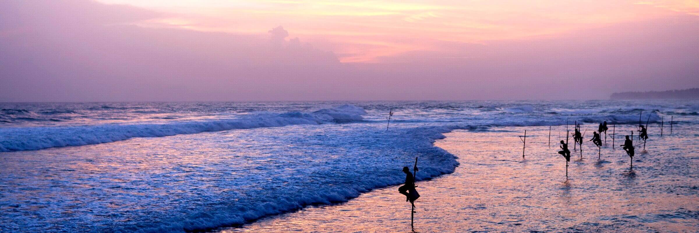 Lokale Fischer nahe The Fortress auf Sri Lanka Lokale Fischer bei der Arbeit in der Abenddämmerung nahe The Fortress auf Sri Lanka.