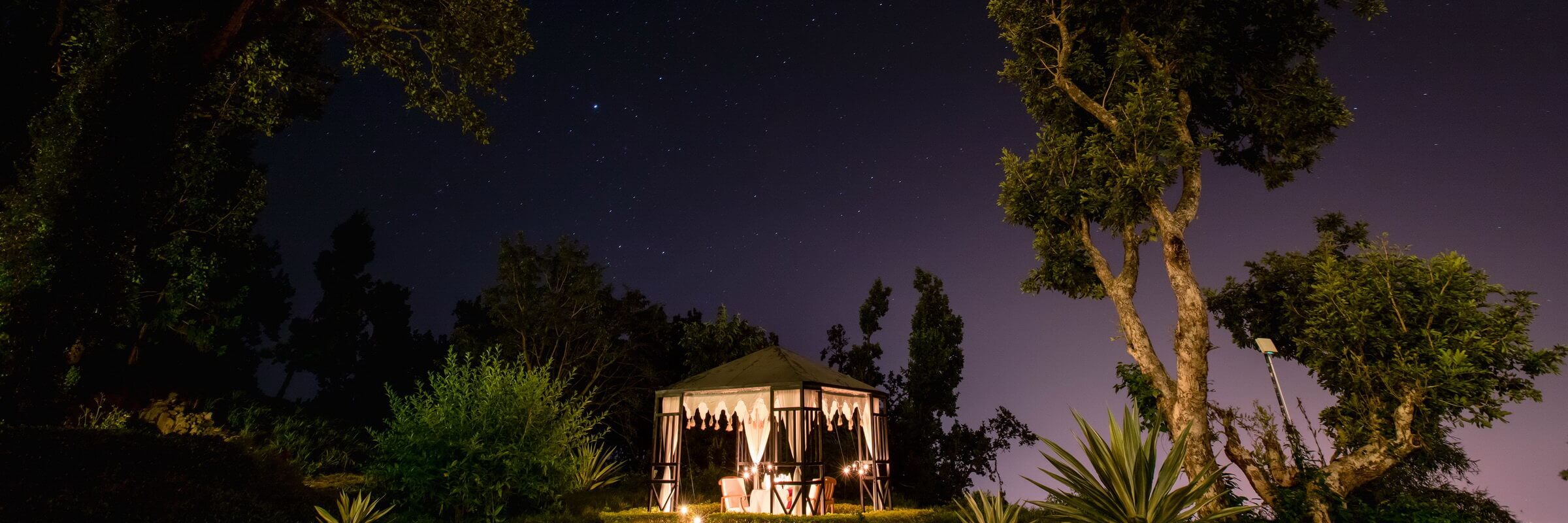 Der Garten mit Sternenhimmel bei Nacht im Ananda in the Himalayas läd zum Entspannen und Verweilen ein