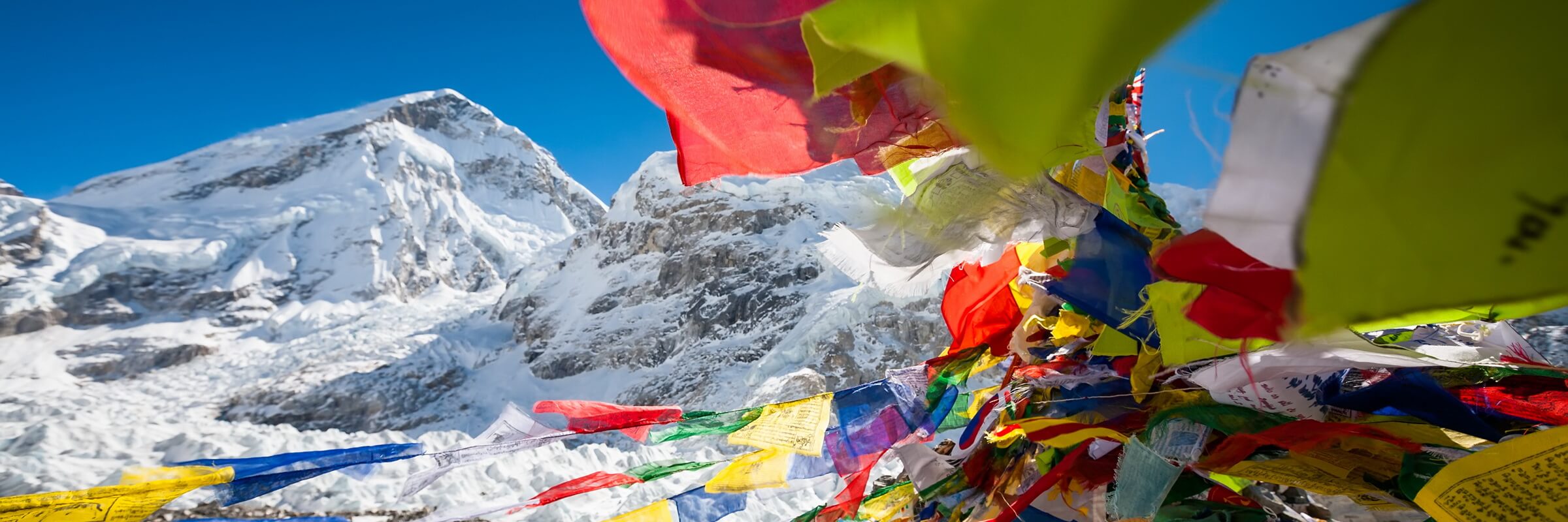 Viele Wander- und Trekkingwege im Himalaya sind mit Gebetsfahen gesäumt.