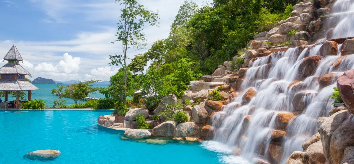 Der ausladende Pool mit zahlreichen Sonnenterassen im Santhiya Resort auf Koh Yao Yai