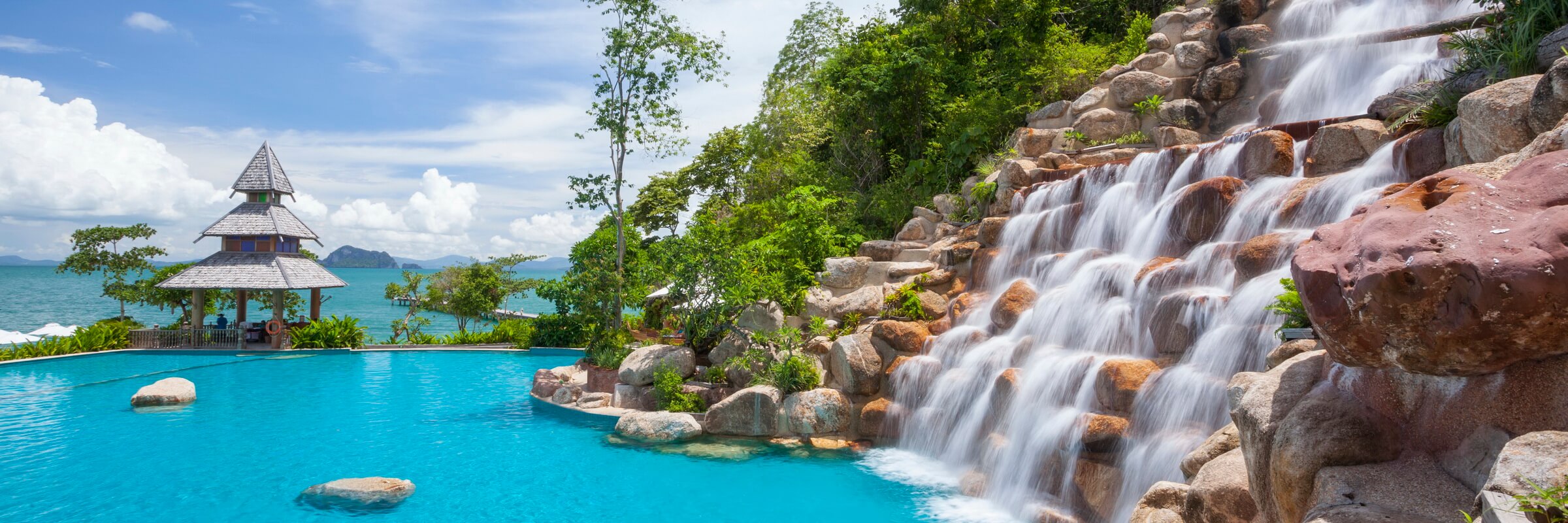 Der ausladende Pool mit zahlreichen Sonnenterassen im Santhiya Resort auf Koh Yao Yai