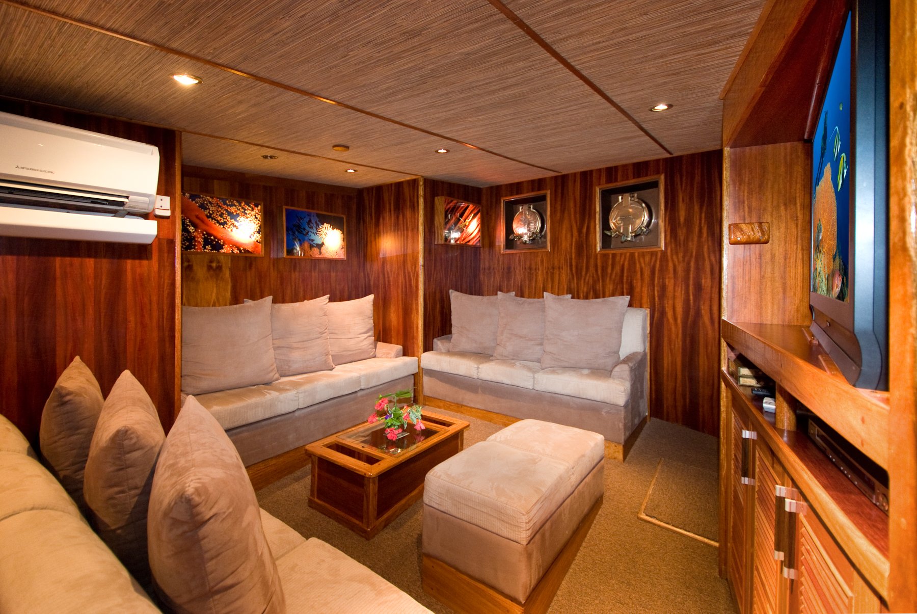 Die Lounge an Bord der Ocean Hunter III verfügt über einen Barbereich mit Sitzgelegenheiten, eine TV/DVD Anlage sowie eine kleine Bibliothek.