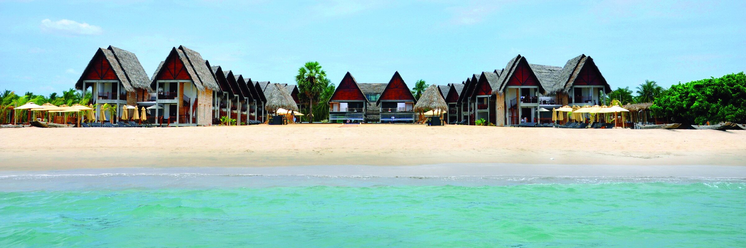 Das stilvolle Maalu Maalu Resort & Spa am Passekudah Strand vom Wasser aus.