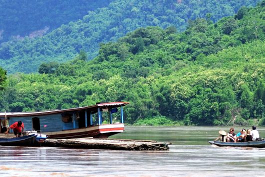 Die Kamu Eco Lodge bietet auch Bootsausflüge auf dem Mekong an