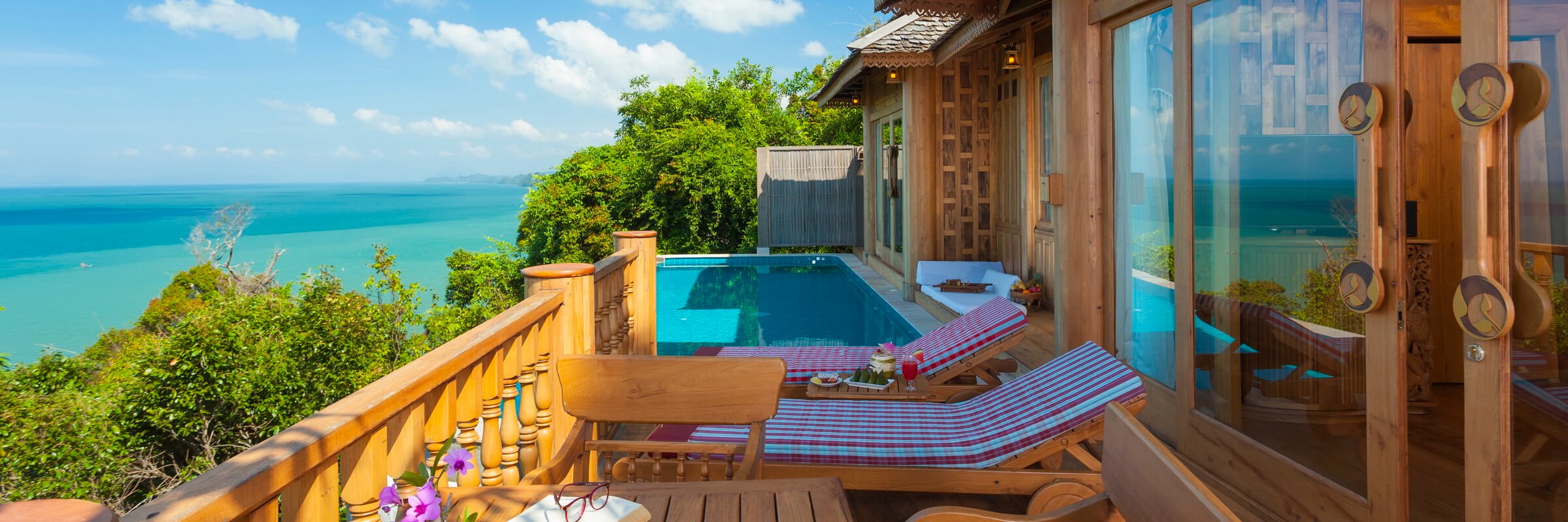 Privater Balkon und Pool der Ocean View Pool Villa Suite des Santhiya Resort auf Koh Yao Yai mit fantastischem Meerblick