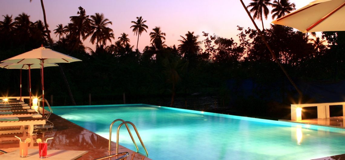 Der einladende Pool des Abad Turtle Beach Resort in Süd Indien
