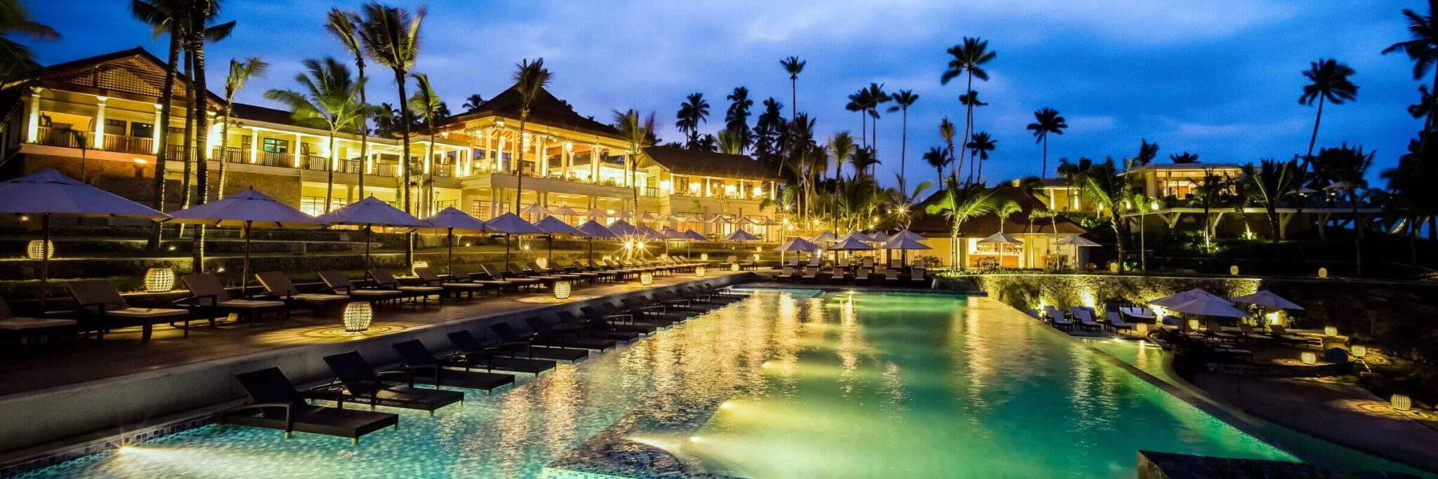 Der einladende Pool im Anantara Peace Haven Tangalle Resort bei Abenddämmerung.