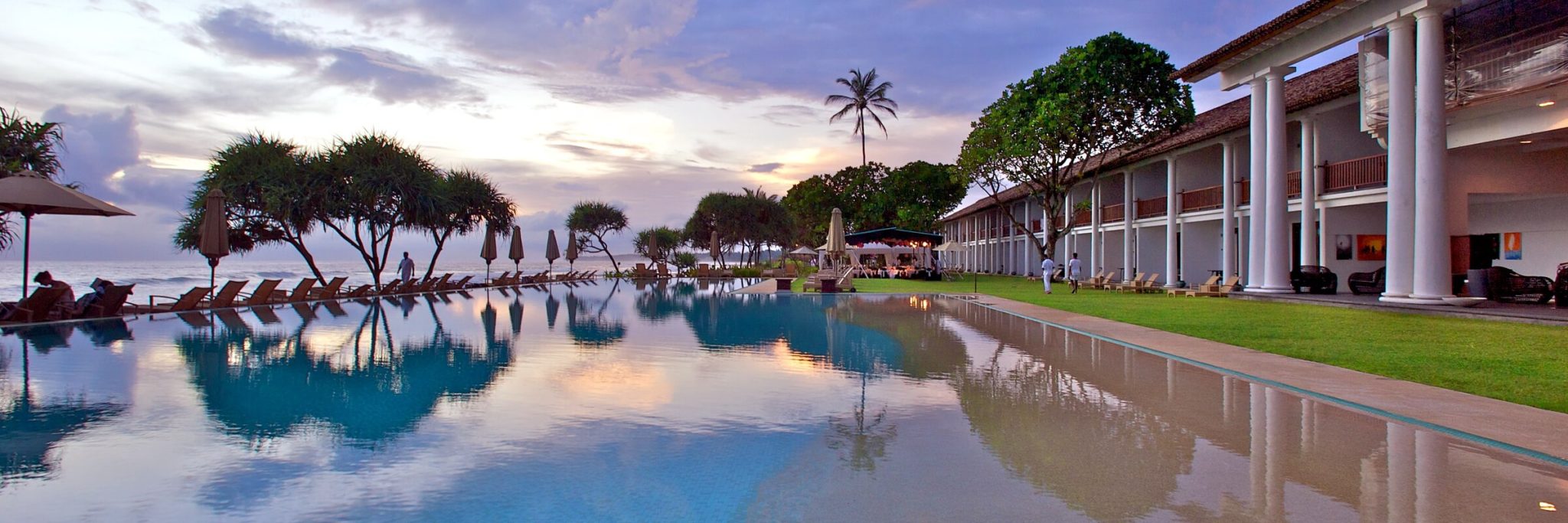 Der einladende Pool mit Sonnenterrasse im The Fortress auf Sri Lanka und einzigartigem Panorama.