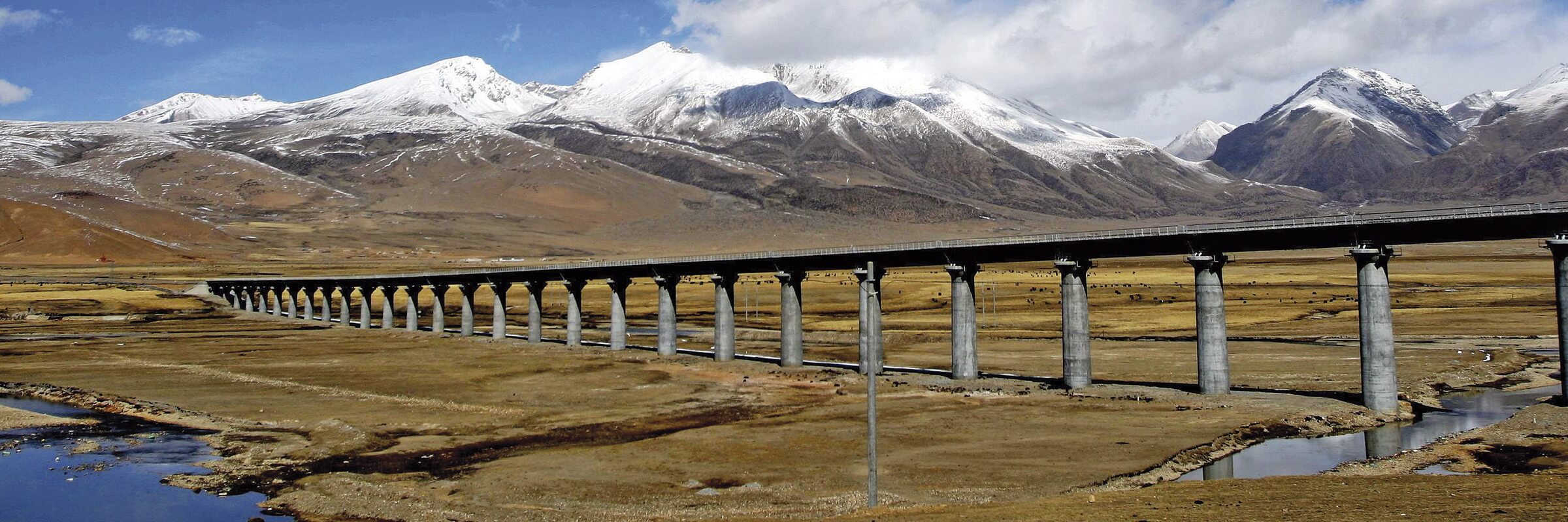 Das Qinghai Tibet Plateau in Tibet, China ist die am höchsten gelegene Bahnstrecke weltweit.