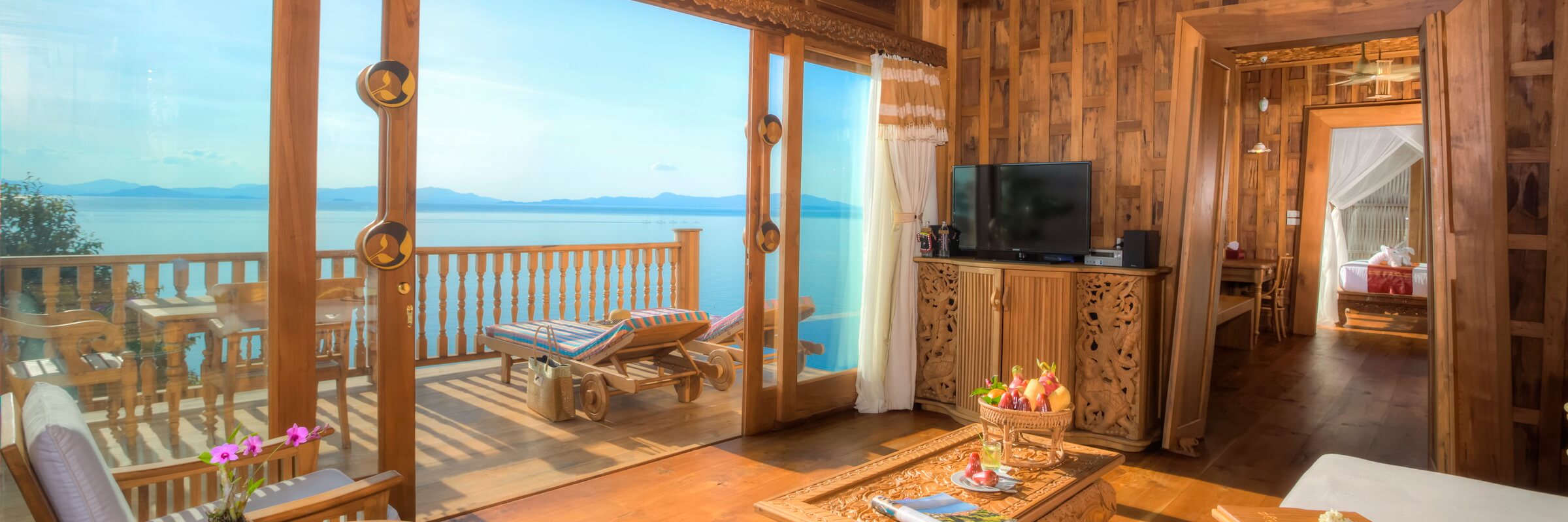 Innenansicht mit der grandioser Aussicht von der Royal Grand Pool Villa Suite im Santhiya Resort auf Koh Yao Yai