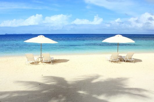 Liegestühle und Badetücher stehen am Privatstrand des Palau Pacific Resorts kostenfrei zur Verfügung.