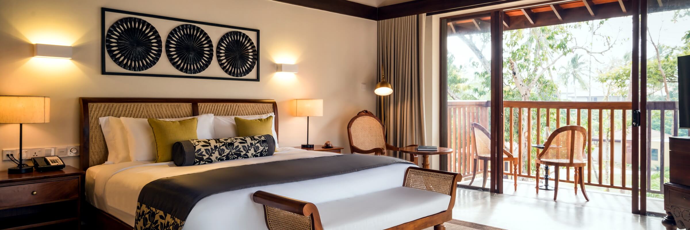Die Innenansicht des geräumigen Hauptschlafzimmers der standesgemäßen Two Bedroom Garden Pool Villen im Anantara Peace Haven Tangalle Resort.
