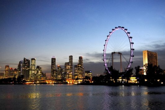 Das Riesenrad Singapur Flyer erreicht eine Höhe von 165 m, in jeder der 28 Gondeln haben 28 Menschen Platz, eine Fahrt dauert etwa 30 Minuten.
