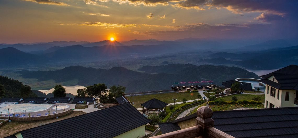 Atemberaubende Panoramaaussicht bei Sonnenuntergang vom Rupakot Resort in Pokhara, Nepal