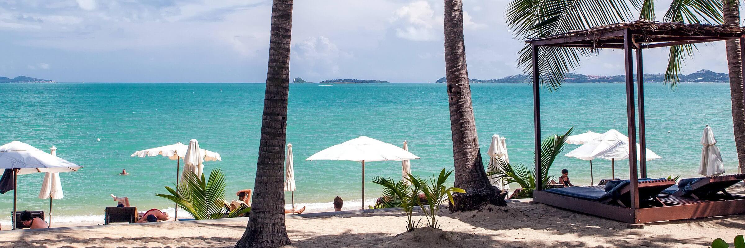 Der feine Sandstrand des Peace Resorts Koh Samui in Surat Thani, Thailand lädt die Hotelgäste zu einem gemütlichen Sonnenbad am Meer ein.
