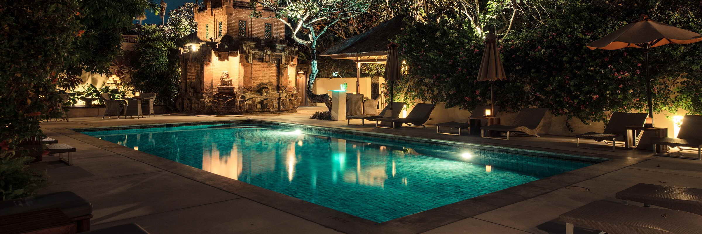 Ein Swimmingpool mit angrenzender Poolbar sorgt für Abkühlung im The Pavilions Bali.