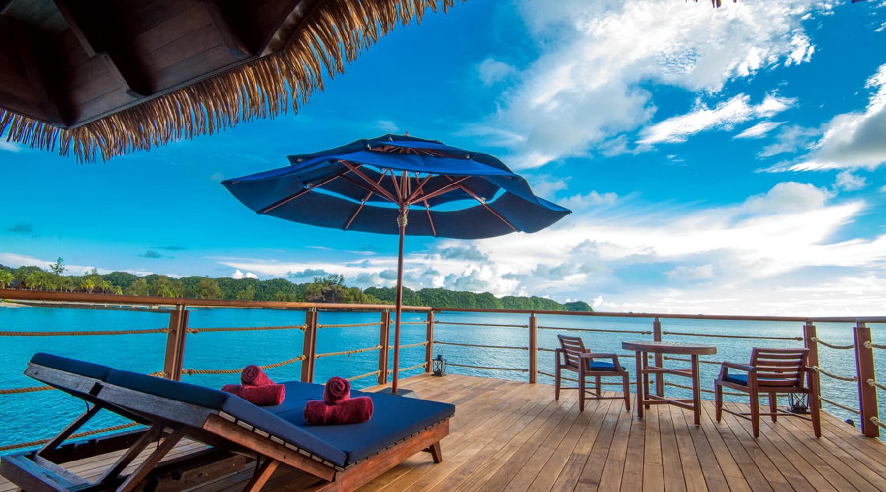 Von den 37 qm großen Terrassen der Wasserbungalows im Palau Pacific Resort können Gäste direkt ins Meer gelangen.