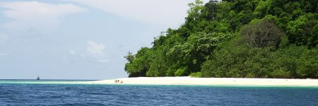 Im Südwesten Thailands gelegen teilt sich die Doppelinsel Koh Lanta in die Inseln Lanta Yai und Lanta Noi. Es leben rund 20.000 Menschen auf der Insel, die sich hauptsächlich durch Fischerei, Viehzucht und Agrarkultur ernähren.