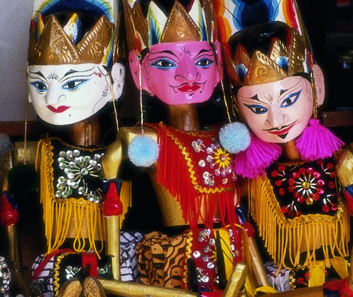 Die indonesischen Wayang Golek Puppen werden traditionelle genutzt, um Themen aus den Hindu-Epen Mahabharata und Ramayana aufzuführen.