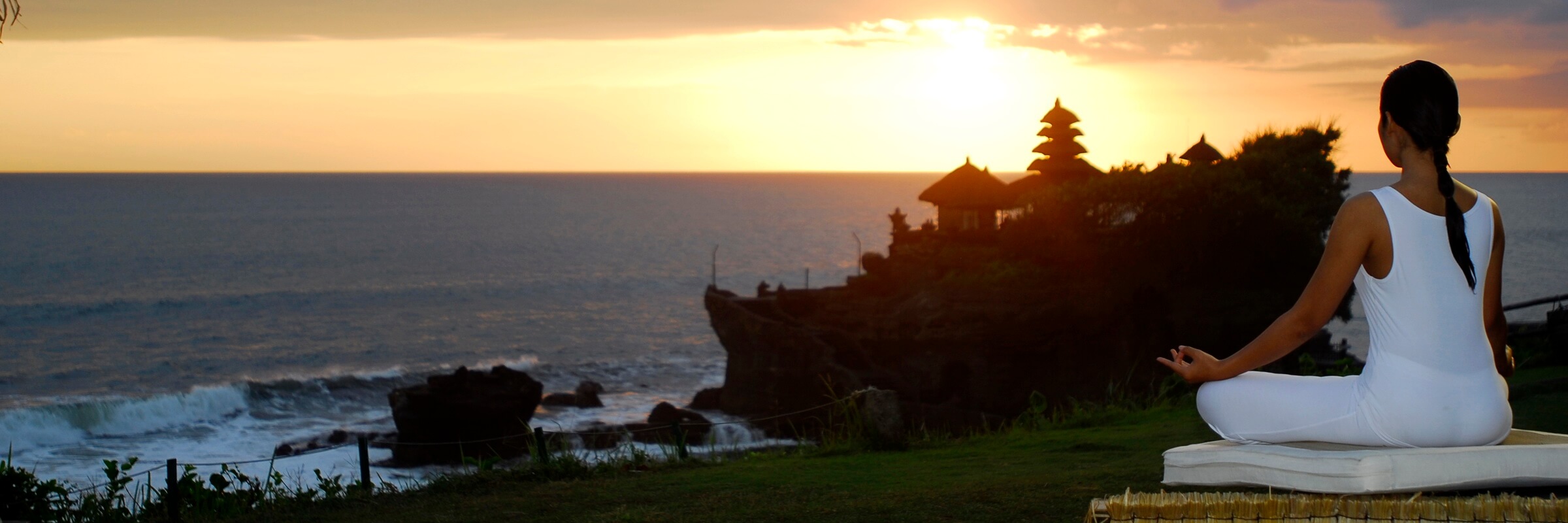 Unberührte Natur, atemberaubende Landschaften und traumhafte Sandstrände machen Bali zu einem perfekten Reiseziel zur Ausübung von Yoga.