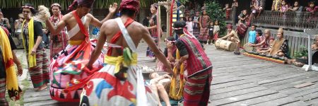 Auf einer Reise zur indigenen Bevölkerung von Kalimantan hat man Gelegenheit an einer traditionellen Zeremonie der Dayak teil zu nehmen.