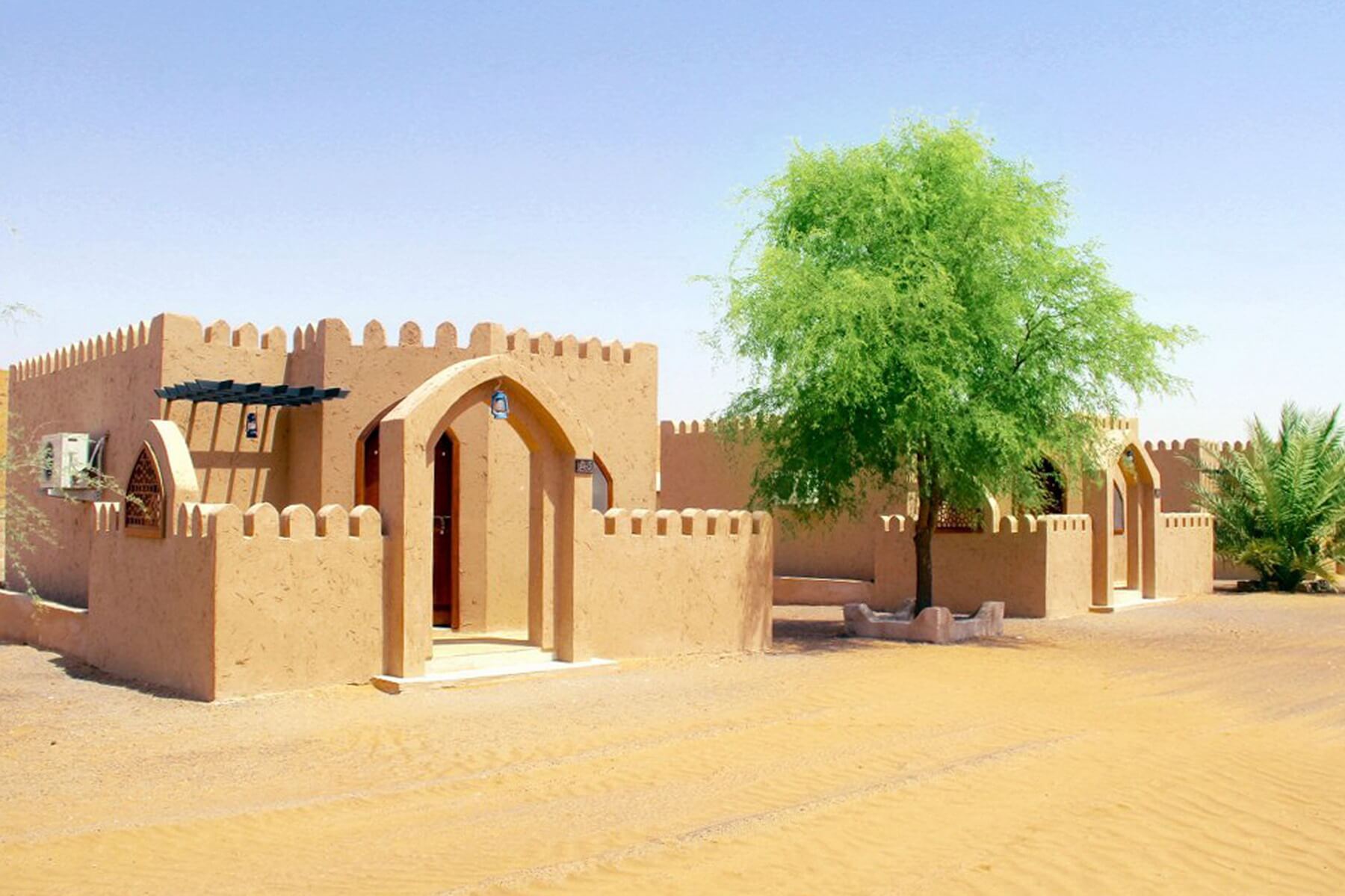 Aussenansicht der typischen Deluxe Zimmer im Arabian Oryx Camp in der Wüste Scharqiyya Sands