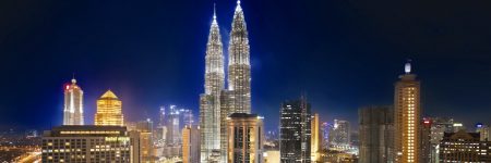 Kuala Lumpurs bei Nacht hell erleuchtete Skyline ist atemberaubender Anblick, der zu den Höhepunkten einer Malaysia-Rundreise zählt.