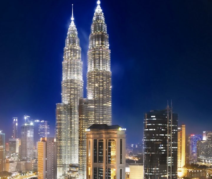 Kuala Lumpurs bei Nacht hell erleuchtete Skyline ist atemberaubender Anblick, der zu den Höhepunkten einer Malaysia-Rundreise zählt.