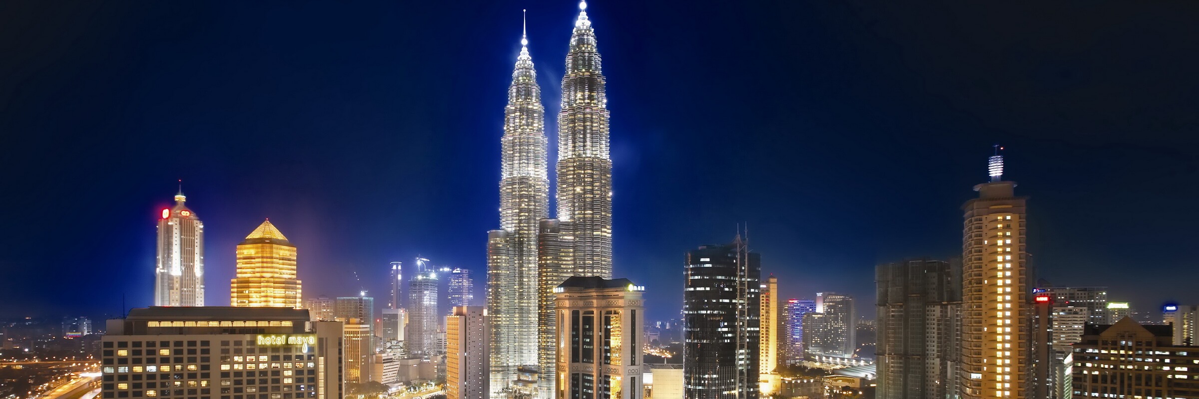 Kuala Lumpurs bei Nacht hell erleuchtete Skyline ist atemberaubender Anblick, der zu den Höhepunkten einer Malaysia-Rundreise zählt.