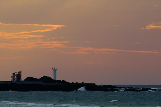 Der Hyeopjae Strand auf der Insel Jeju begeistert mit seiner landschaftlichen Schönheit und ist Teil des Hallim-Parks.