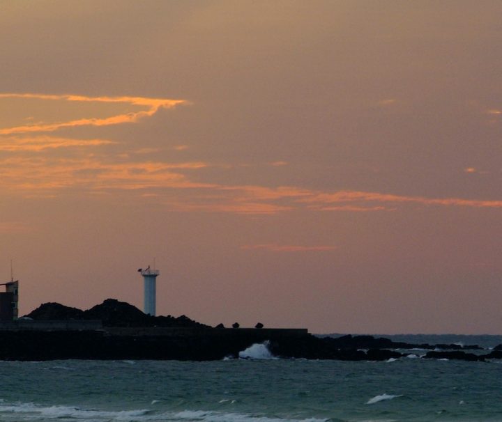Der Hyeopjae Strand auf der Insel Jeju begeistert mit seiner landschaftlichen Schönheit und ist Teil des Hallim-Parks.