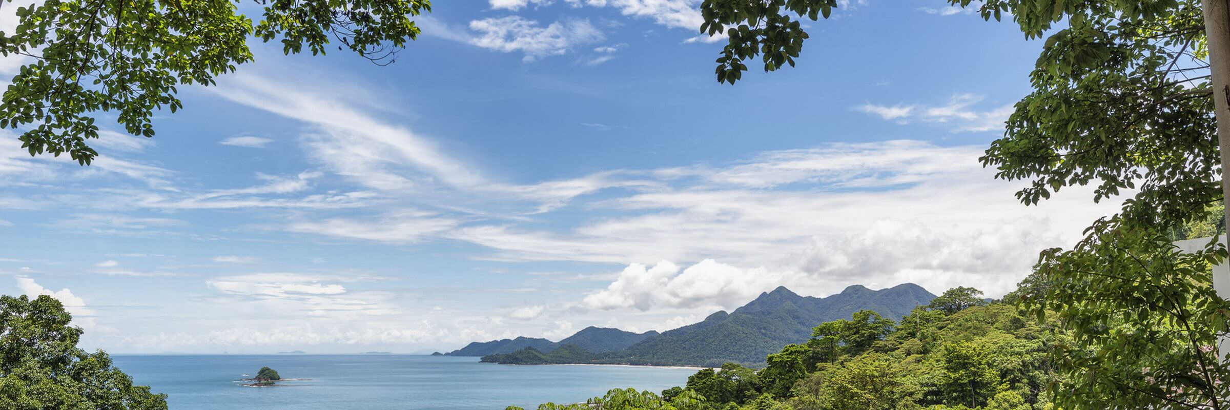 Der Kai Bae Viewpoint auf Koh Chang ist über die Straße oder auf direktem Weg duch den Dchungel zu erreichen und erlaubt atemberaubende Blicke auf das Meer und die Insel.
