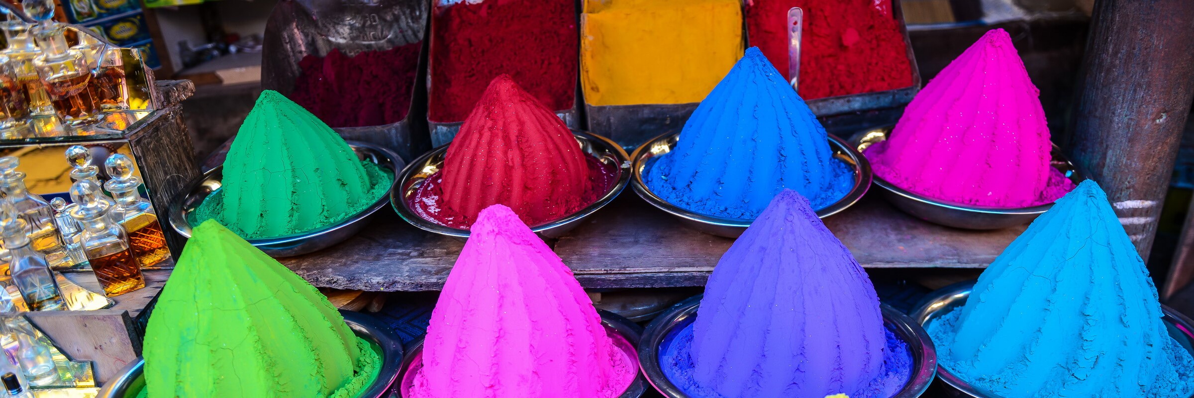 Bunte Kreide auf einem Markt im südindischen Mysore