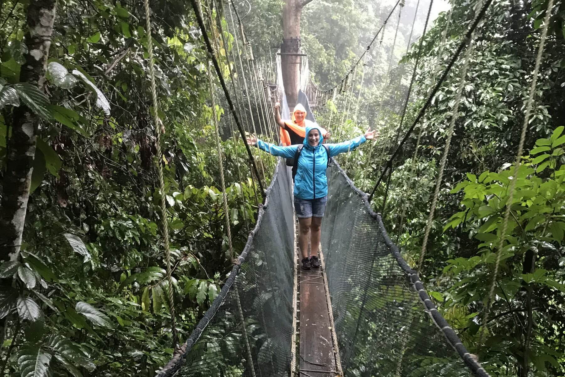 Reiseexperte Janine Klein auf dem canopy walk