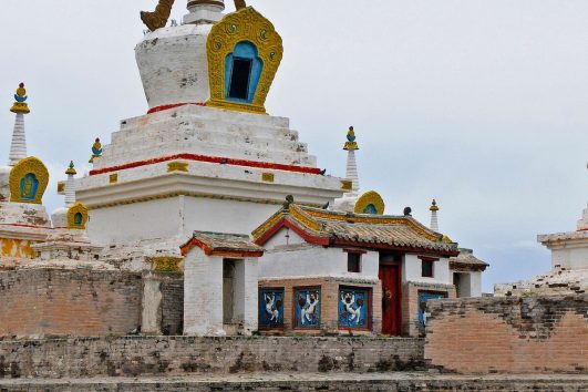 Das Kloster Erdene Dsuu befindet sich  vor den Toren der Stadt Charchorin, nahe den Ruinen von Karakorum, der einstigen Hauptstadt des Mongolischen Reiches.