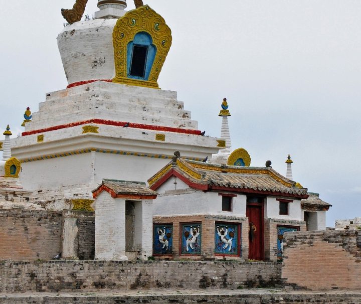 Das Kloster Erdene Dsuu befindet sich  vor den Toren der Stadt Charchorin, nahe den Ruinen von Karakorum, der einstigen Hauptstadt des Mongolischen Reiches.