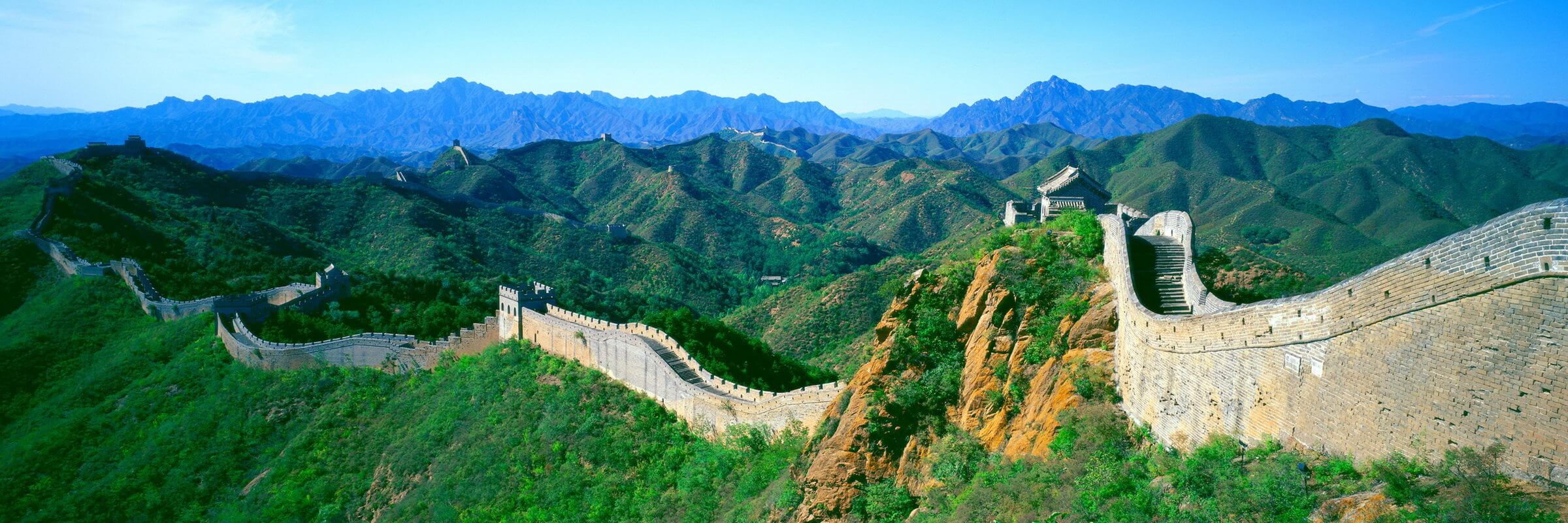 Die Chinesische Mauer, auch große Mauer genannt, Wahrzeichen von China und die bekannteste Sehenswürdigkeit in der Nähe von Peking bei Badaling