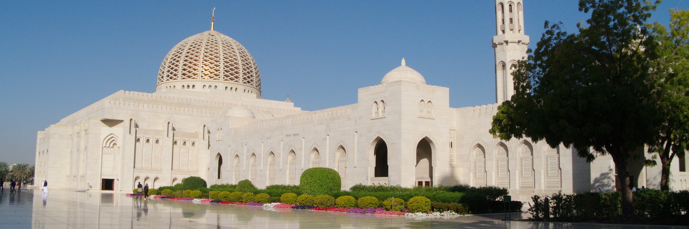 Eine Sehenswürdigkeit, die die Besucher sehen sollten, ist die Sultan Qaboos Moschee in Muscat.