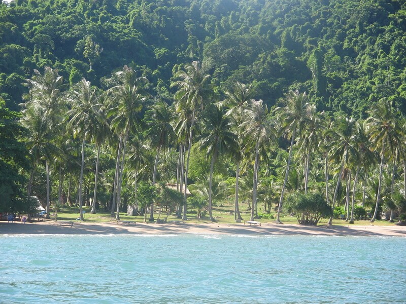 Die vorgelagerte Insel Rabbit Island mit nur einigen Bambushütten, die auch als günstige Unterkünfte dienen, und einem traumhaft schönen Badestrand.