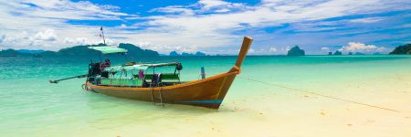 Sinnbild für eine Thailand Reise. Kleine motorisierte Boote werden in Südthailand genutzt um zwischen den verschiedenen Inseln zu pendeln.