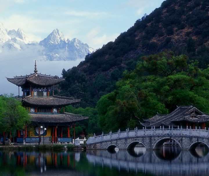 Der Schwarze-Drachenteich-Park mit dem Deyue-Pavillon nahe Lijiang, am Jadedrachen-Schneeberg.