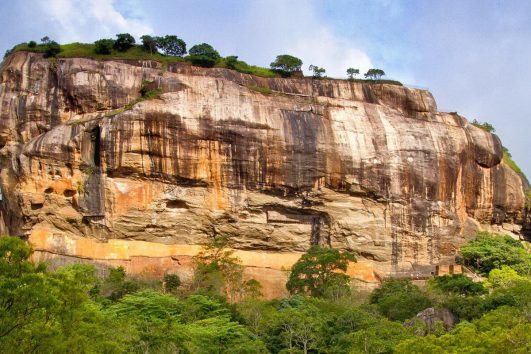 Die Ruinen der historischen Felsenfestung Sigiriya wurden 1982 von der UNESCO zum Weltkulturerbe erklärt.