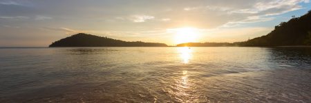 Am breiten Sandstrand nahe des Fischerdorfes Bang Bao auf der Insel Koh Chang lassen sich traumhafte Sonnenuntergänge genießen.